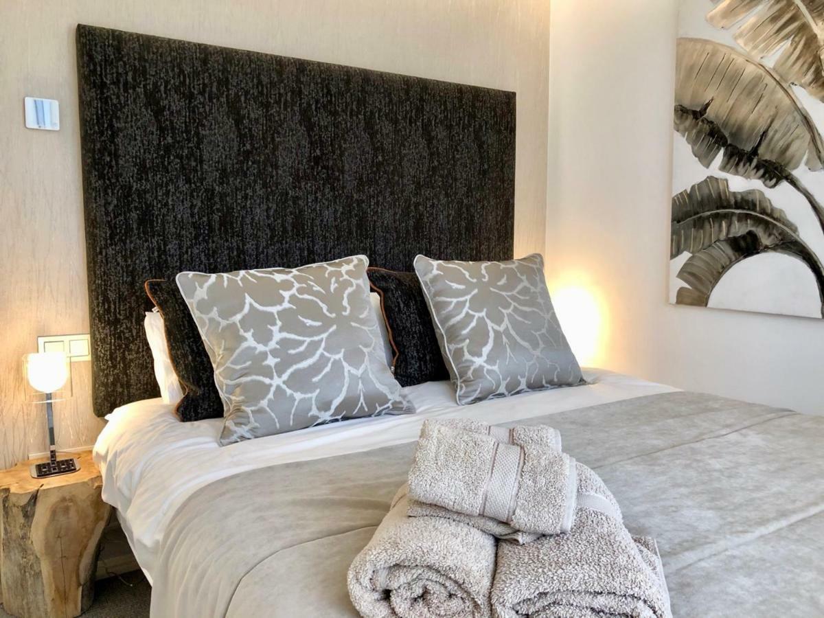 Luxury Apartment In La Isla, Walking Distance To Puerto Banus มาร์เบยา ภายนอก รูปภาพ